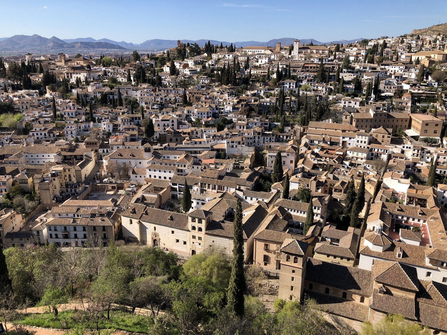Kompleks zamkowo - pałacowy Alhambra – widok na dzielnicę Albaicín