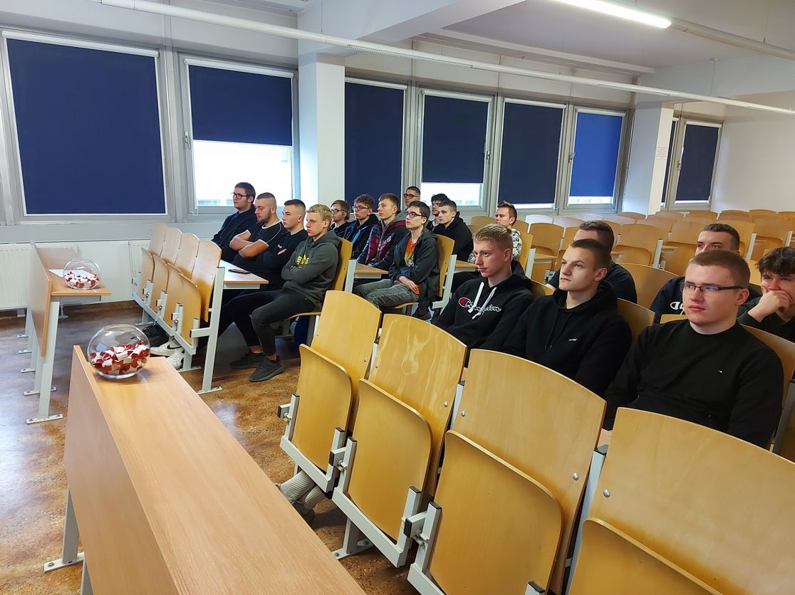 Uczniowie kierunku technik mechanik na wykładach w siedzibie Politechniki Rzeszowskiej